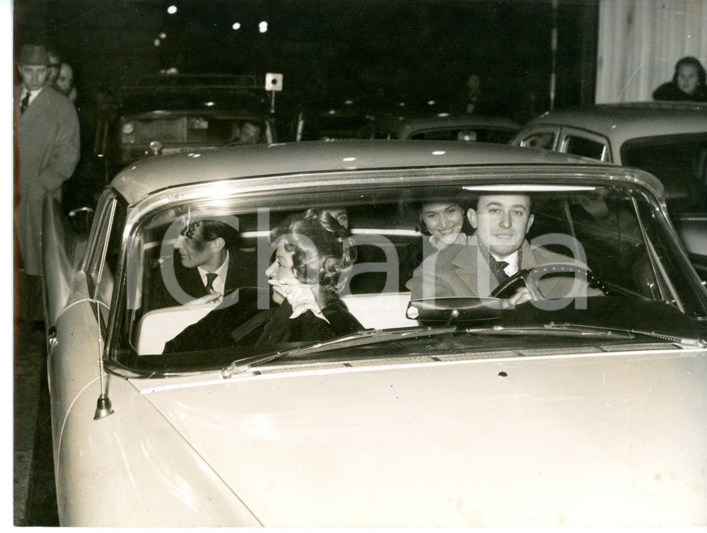 1960 MILANO Il tenore Giuseppe CAMPORA in auto con la moglie *Foto 24x18 cm