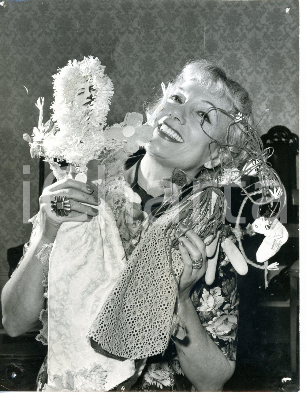 1960 LONDON Actress Isa MIRANDA with her handmade dolls *Photo 15x20 cm