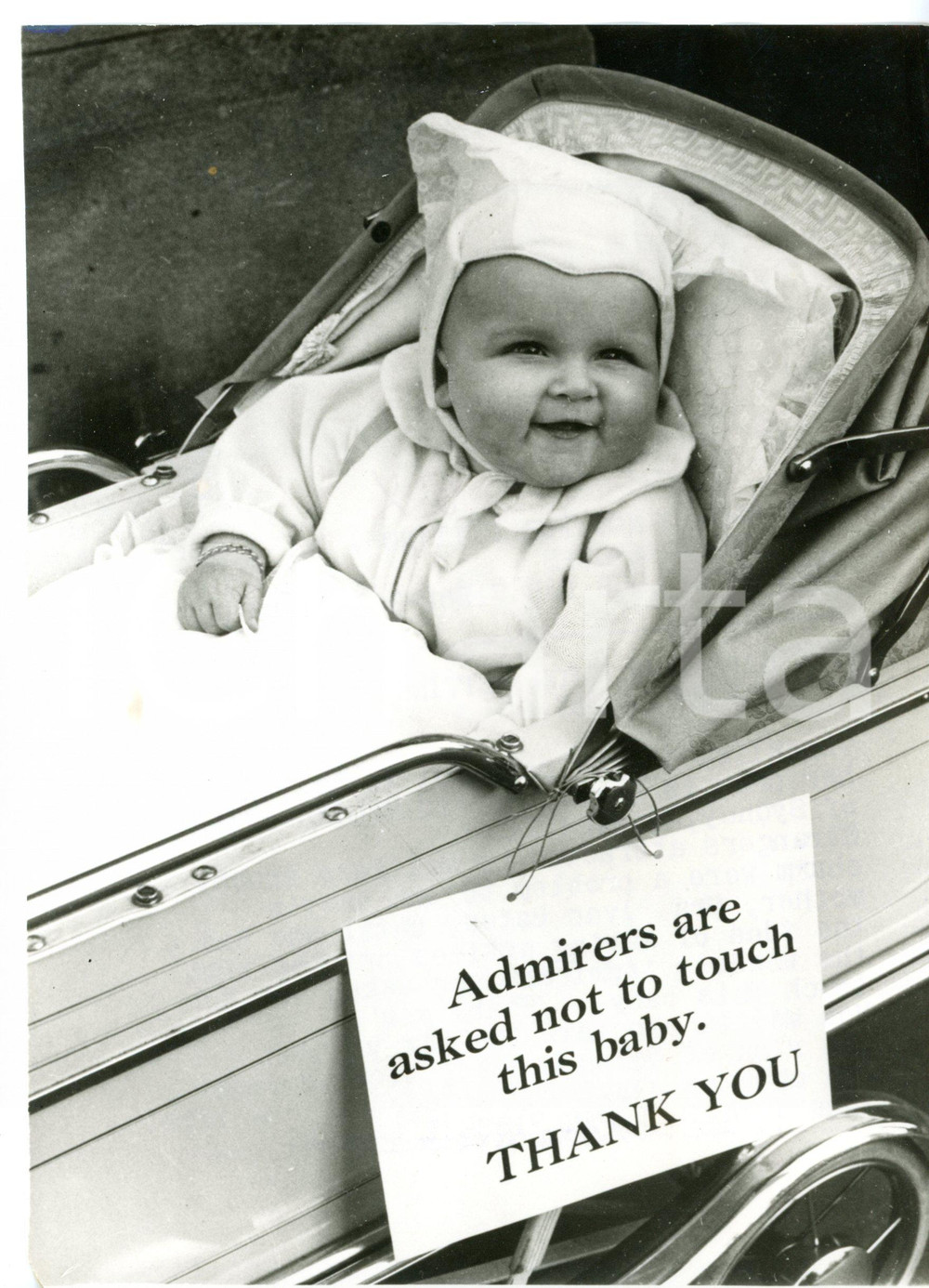 1958 SYDNEY Melita BATES with notice "Admirers are asked not to touch this baby"