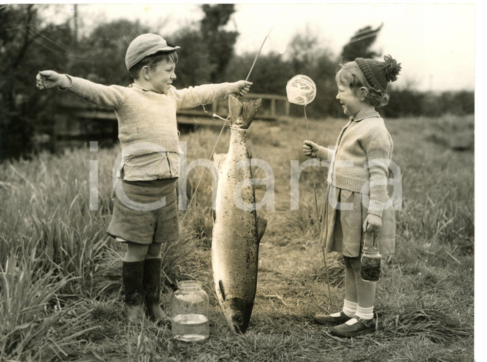1955 RIVER ITCHEN Babies catching a huge fish *Photo VINTAGE 20x15 cm