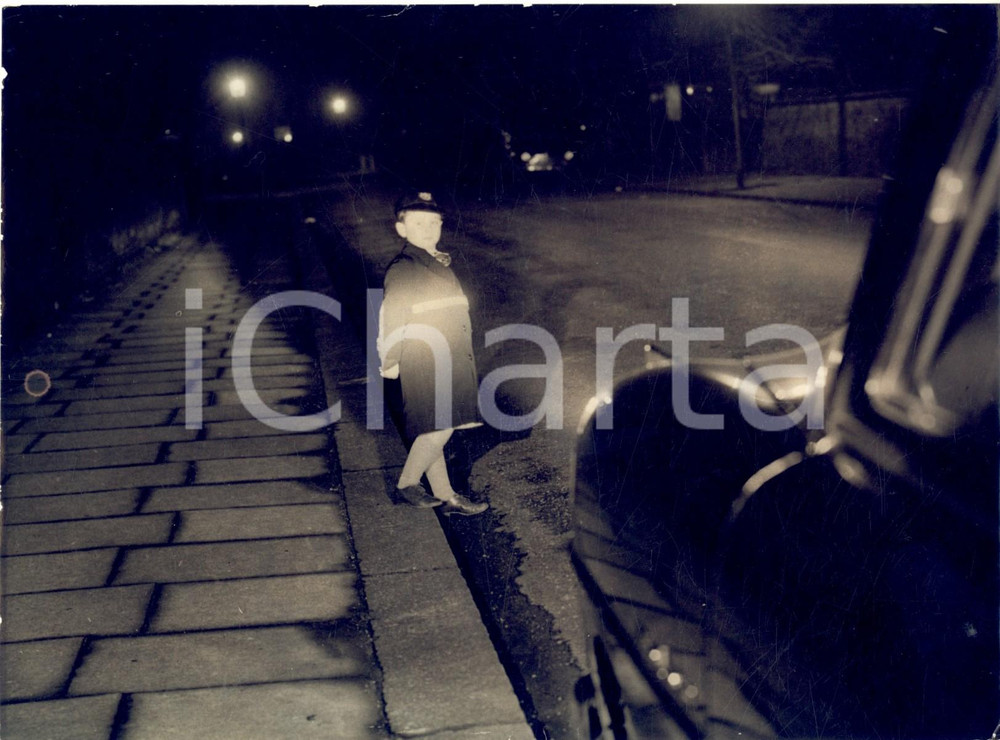 1956 LONDON Richard SHOTTS crossing a highway wearing luminous stripes *Photo