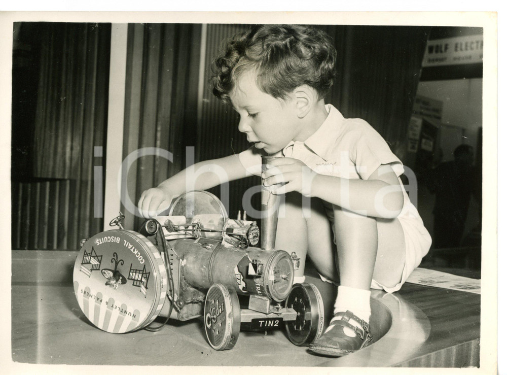 1955 LONDON Model Engineering Exhibition - Paul BROOKES playing with a boxcar