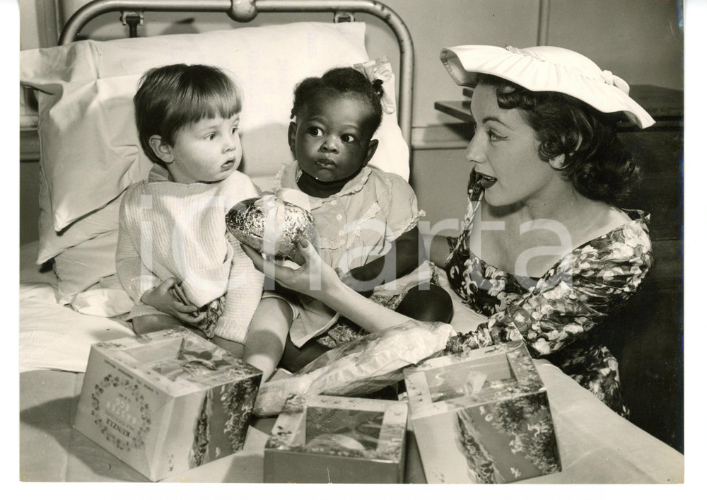 1956 LONDON HACKNEY HOSPITAL Lorrae DESMOND giving Easter egg to young patients