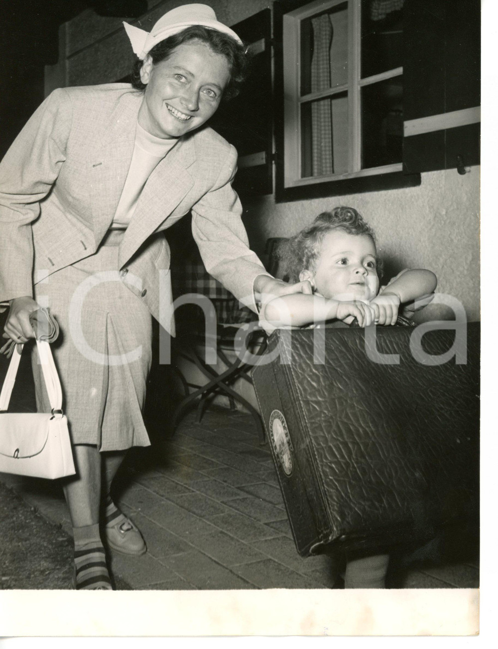 1953 BERCHTESGARDEN Kriemhild BUHL accompanying her mother to the airport *Photo