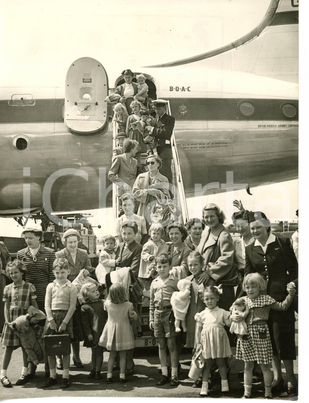 1953 LONDON AIRPORT - BOAC First women and children home from Cairo *Photo