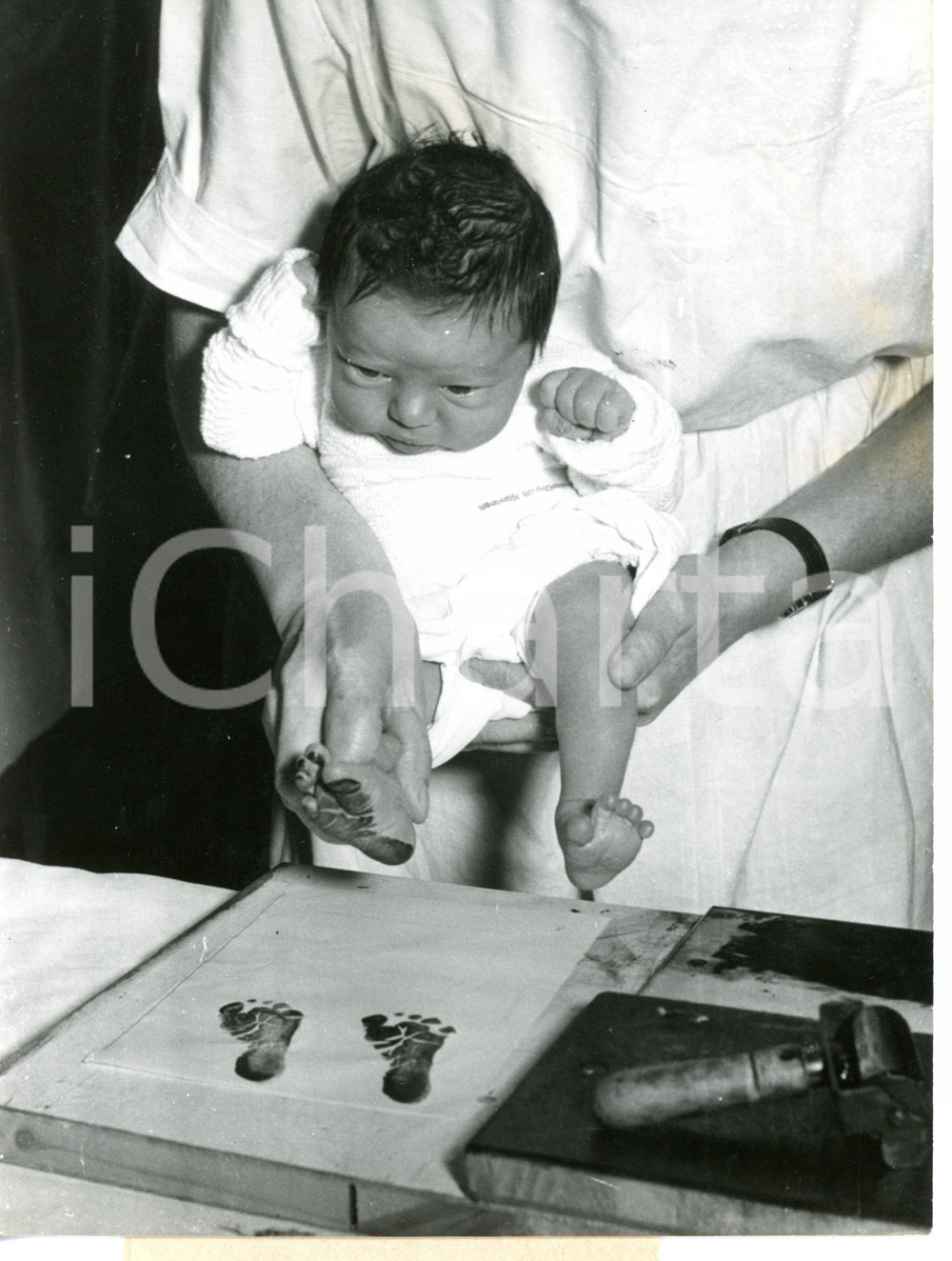1953 KASSEL (GERMANY) A nurse taking the foot-prints of a newborn *Photo 15x20