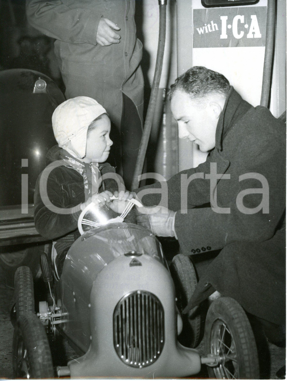 1954 LONDON Stirling MOSS making suggestions to five-year-old Jamie DOWDALL
