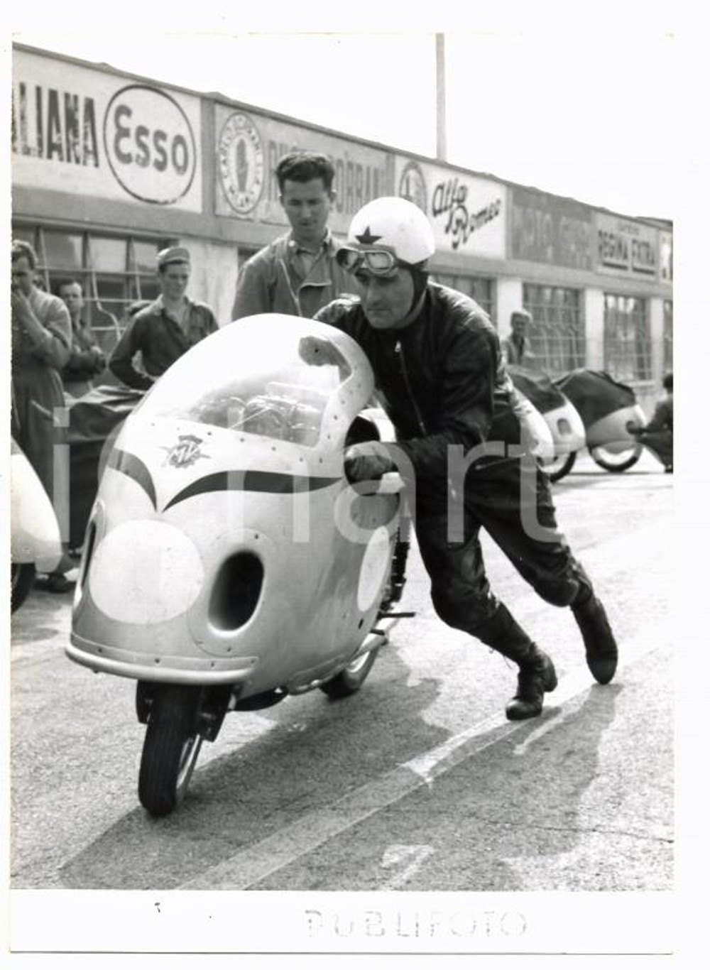 1956 AUTODROMO DI MONZA Prove MOTO GP Carlo BANDIROLA porta la moto sul circuito