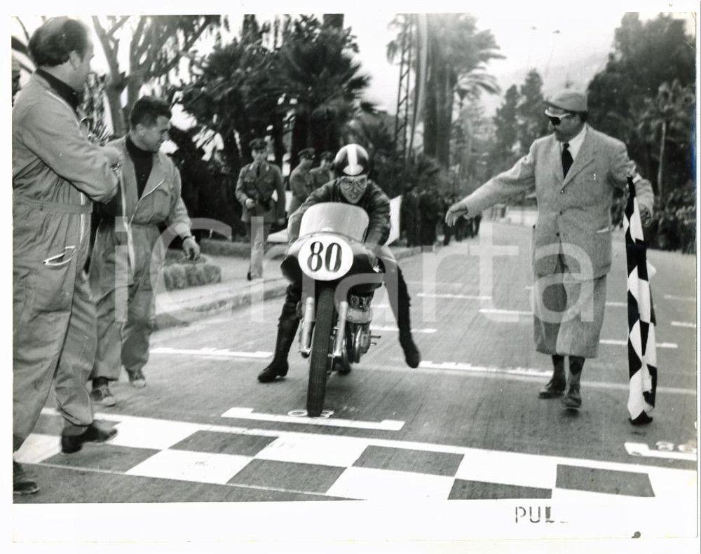 1956 CIRCUITO DI OSPEDALETTI Libero LIBERATI dopo aver tagliato il traguardo