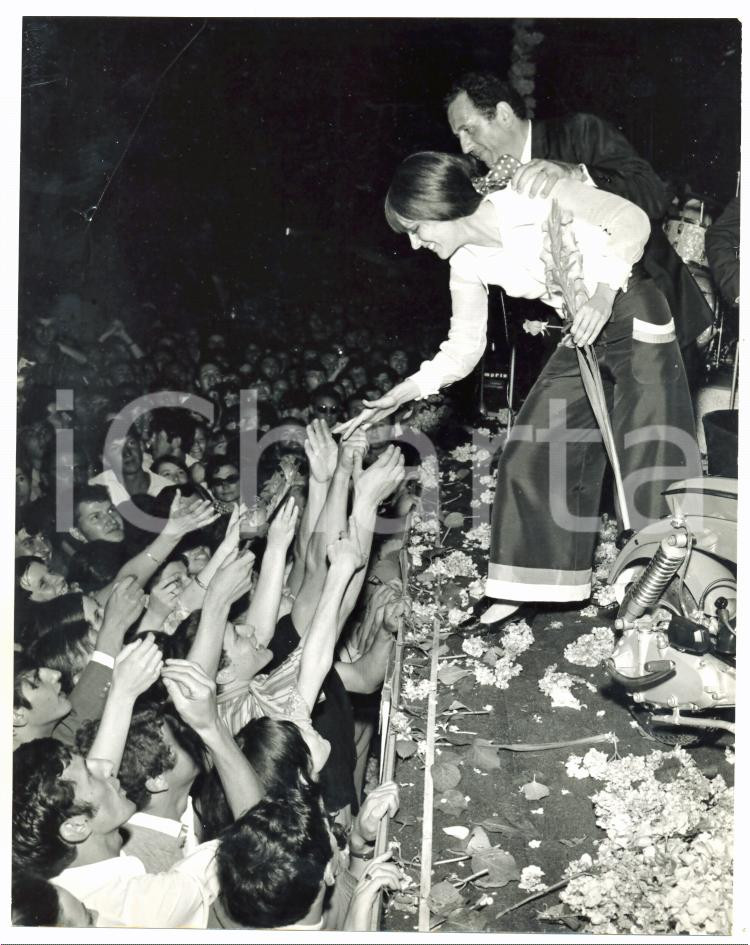 1968 RECOARO TERME - CANTAGIRO Caterina CASELLI ringrazia i fan dopo la vittoria