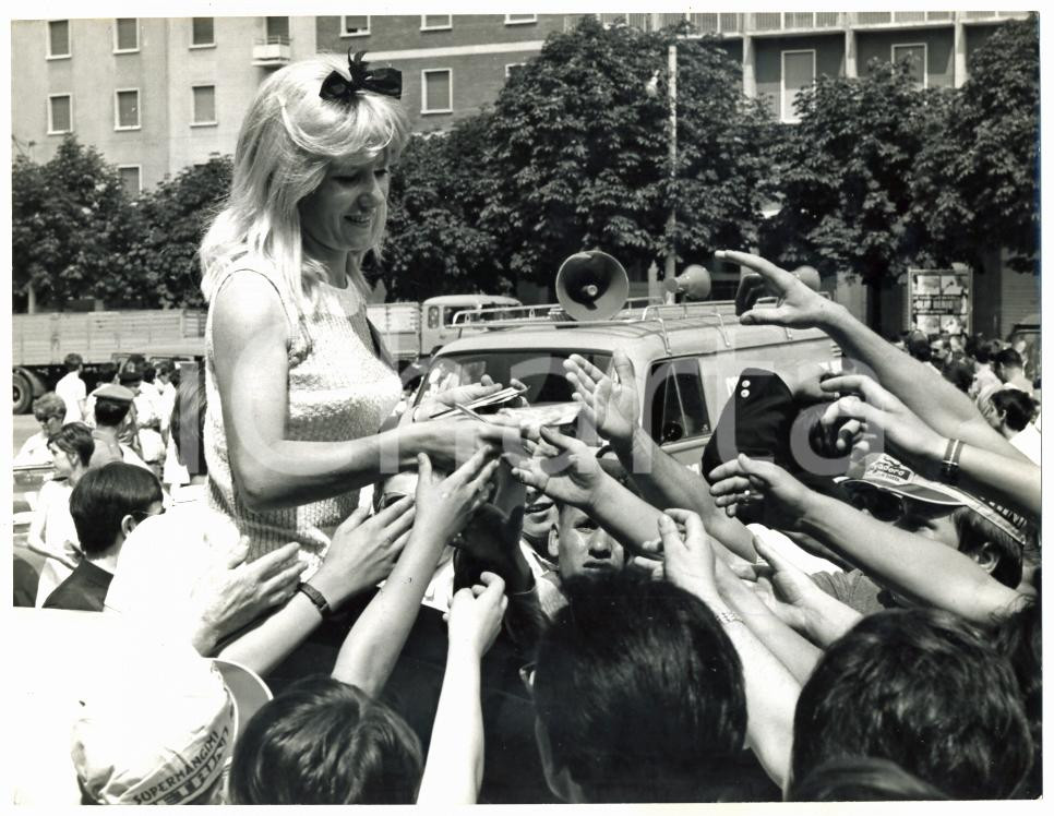 1966 BOLOGNA - CANTAGIRO Jacqueline SCHWEITZER firma autografi ai fan Foto 24x18