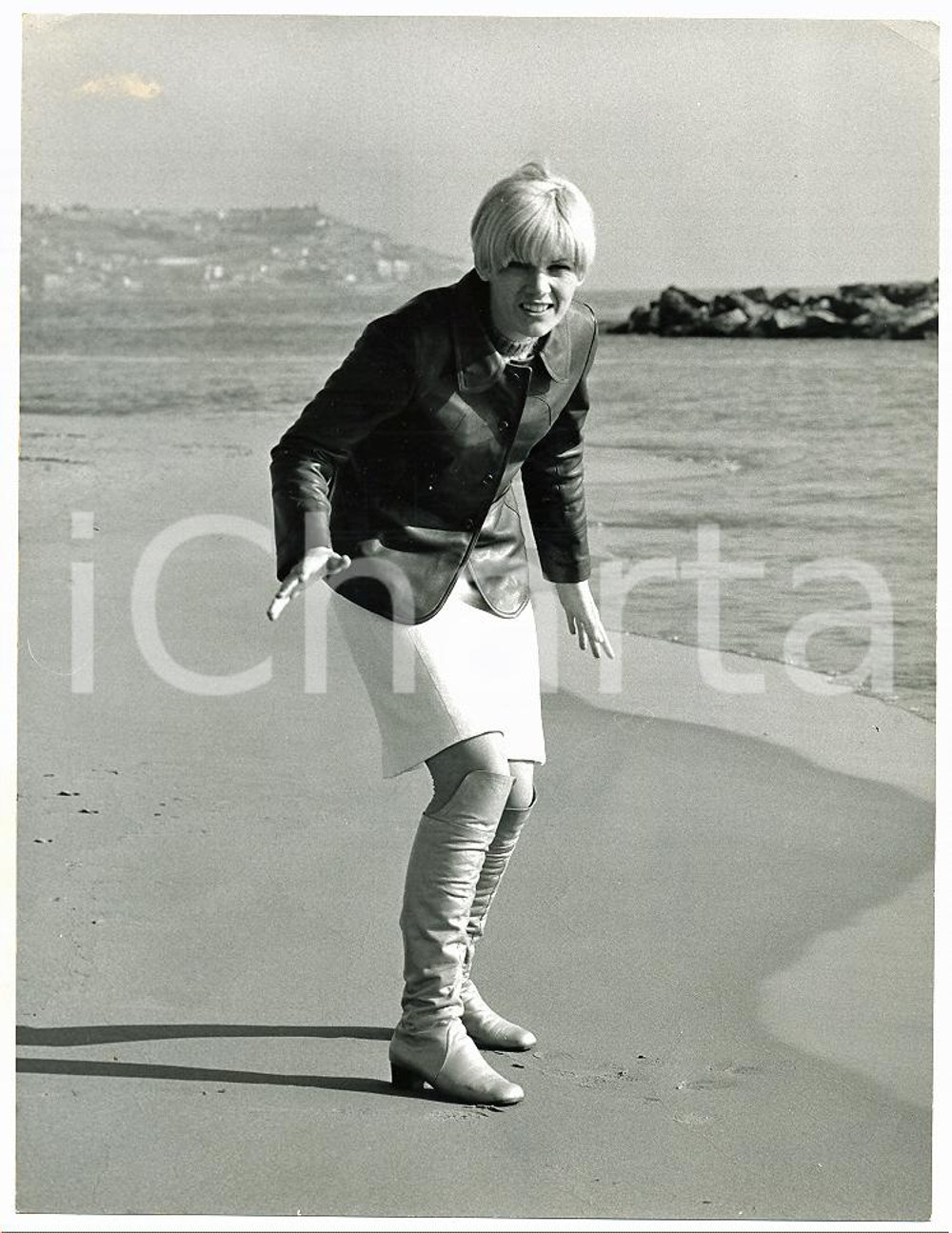1967 SANREMO Caterina CASELLI in spiaggia durante i giorni del Festival *Foto