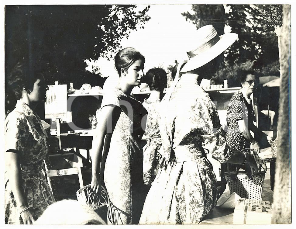 1960 ROMA Fiorella ROSSI DRAGO al garden party monarchico dei Conti CAMPELLO