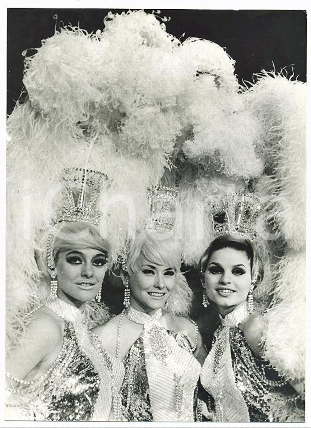 1968 PARIS Ballerine del FOLIES BERGÈRE indossano copricapi piumati *Foto 13x18