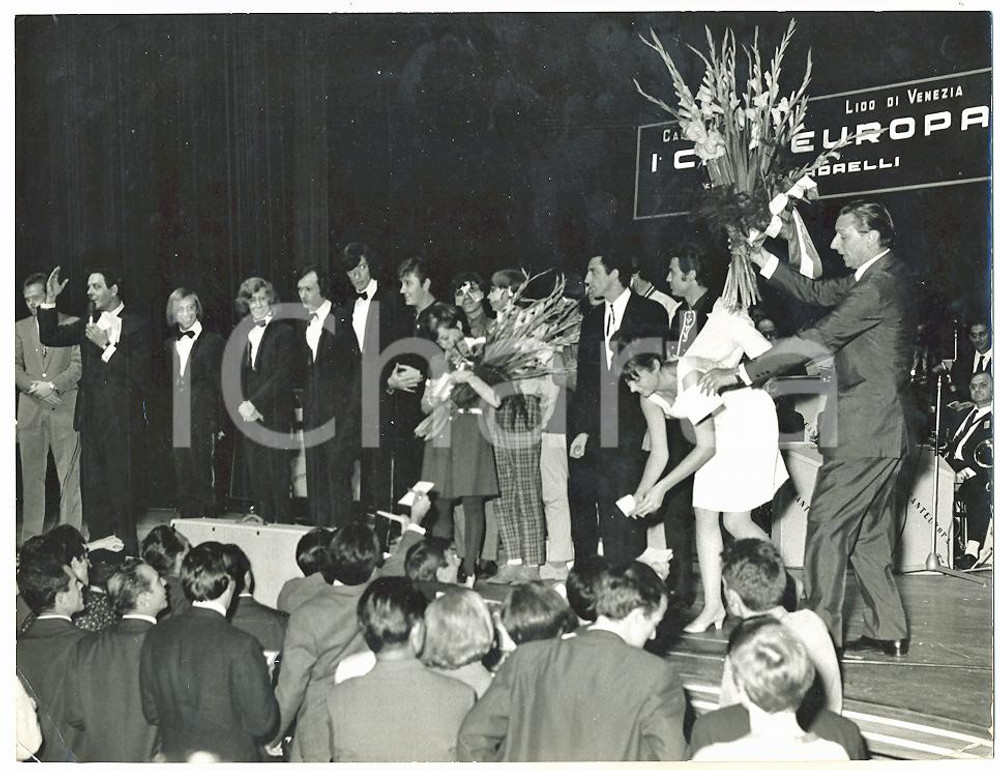 1966 OLANDA - CANTAEUROPA Fan accolgono LITTLE TONY Bobby SOLO Rita PAVONE *Foto