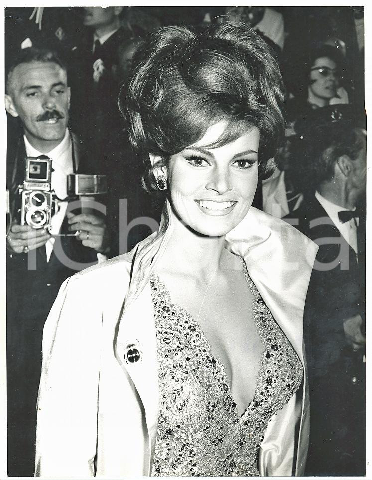 1966 FESTIVAL DI CANNES Raquel WELCH dopo la cerimonia di premiazione Foto 18x24