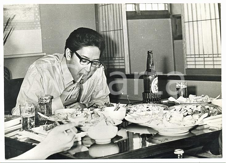 1965 ca JAPAN Birendra Bir Bikram Shah Dev eats a japanese meal *Photo 18x13 cm