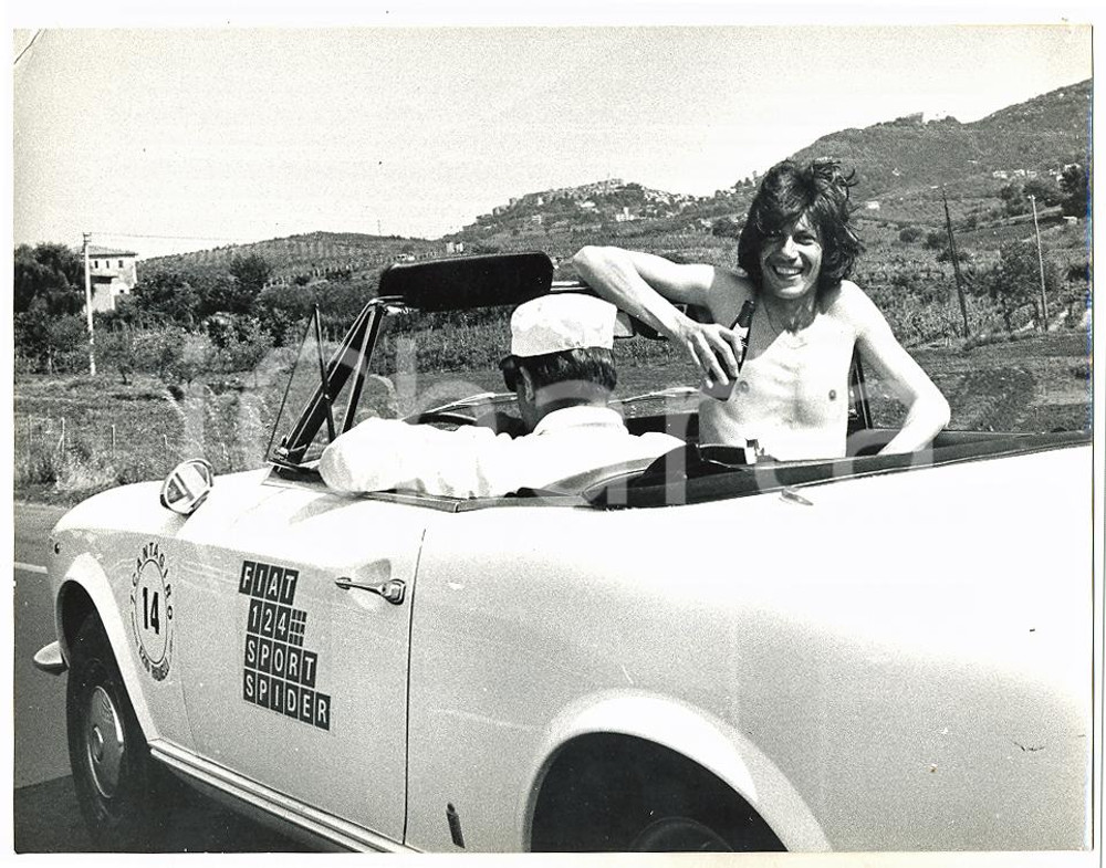 1968 CANTAGIRO Cantante ANTOINE beve limonata a bordo di FIAT 124 Sport Spider