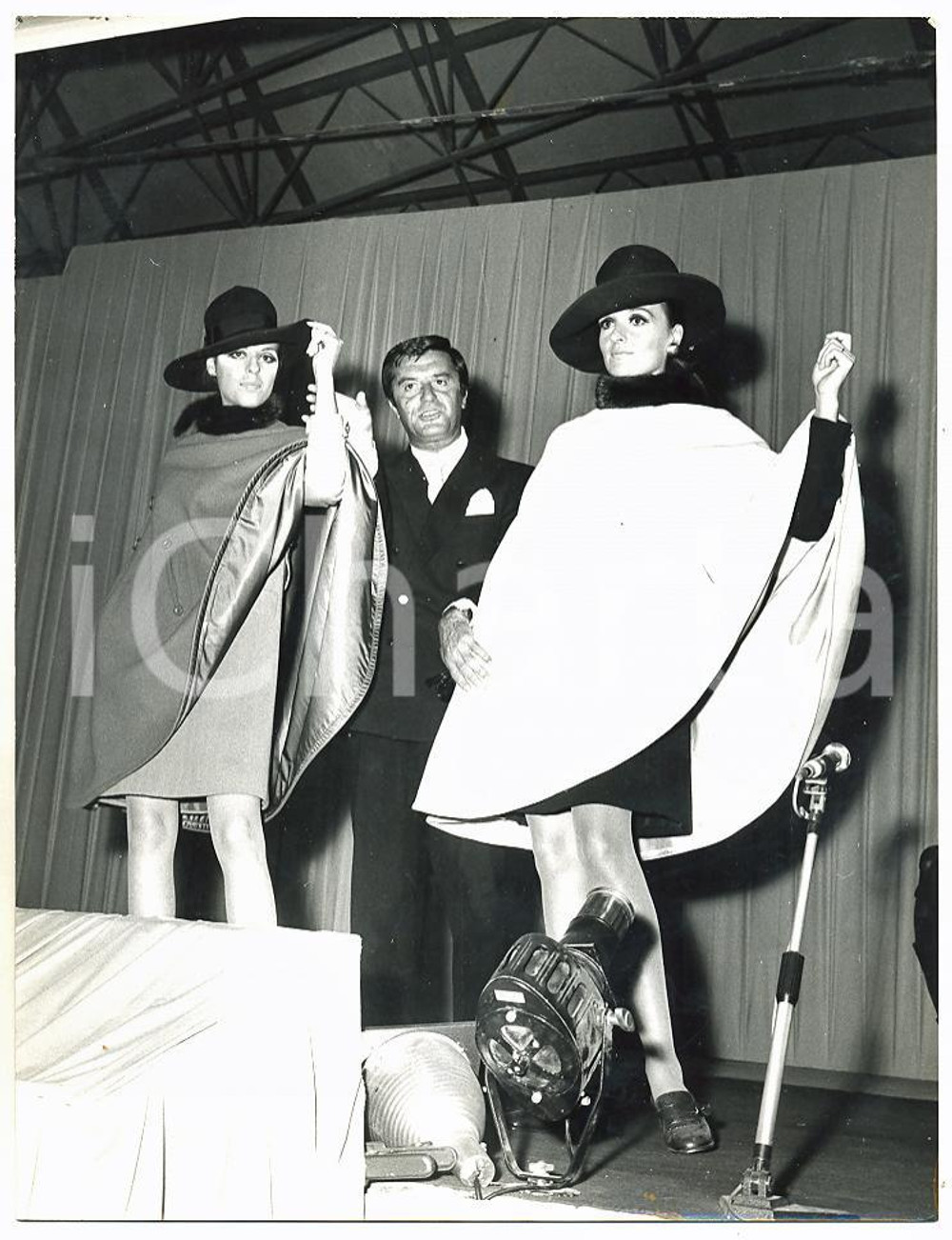 1967 IMPRUNETA Teatro umoristico - Lelio LUTTAZZI scherza con due modelle *Foto