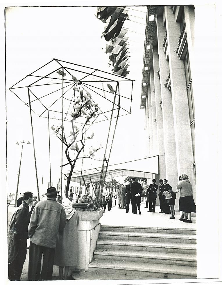 1960 FESTIVAL DI CANNES Turisti spiano l'arrivo dei divi al Palais des Festivals