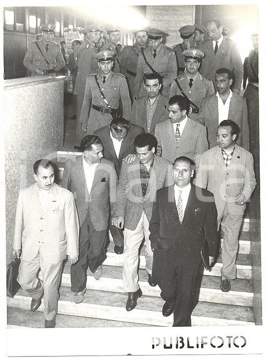 1956 NAPOLI Poliziotti scortano bandito Angelo MACRI' fuori dalla stazione *Foto