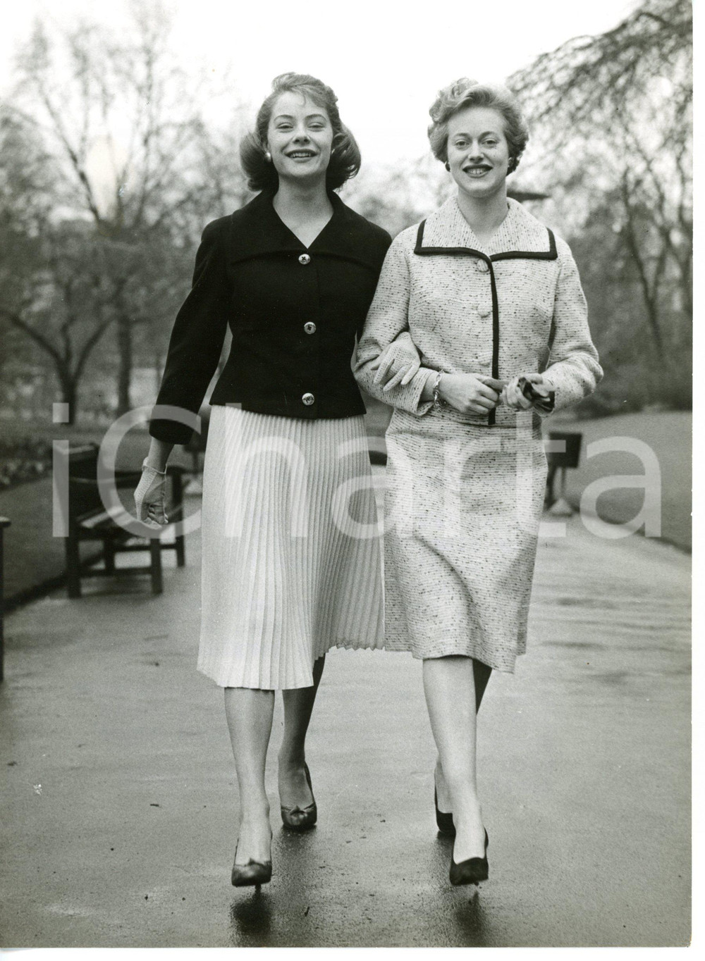 1958 LONDON Gillian LEWIS and Josephine TEWSON arm in arm *Photo 15x20 cm