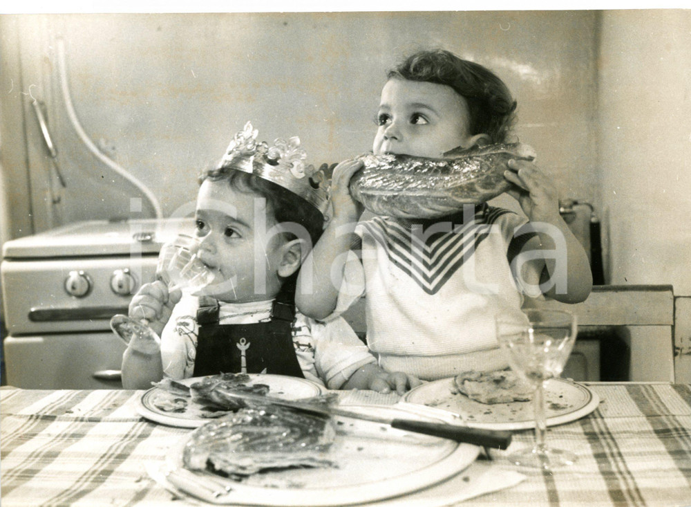 1956 FRANCE Children celebrating Epiphany with king cake *Photo 20x15 cm