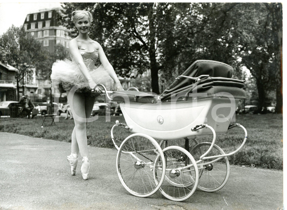 1953 LONDON Janice JEFFERY in ballet costume pushing a LINES BROS perambulator