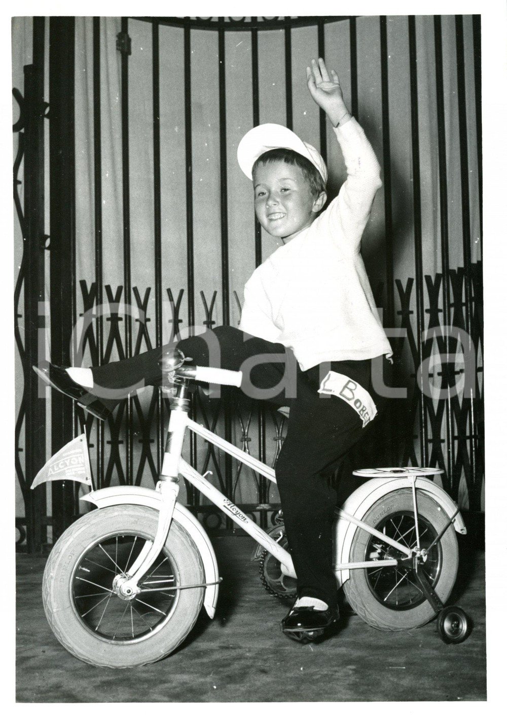 1955 ca FRANCE Bambino in sella a bici ALCYON indossa "maillot jaune" *Foto