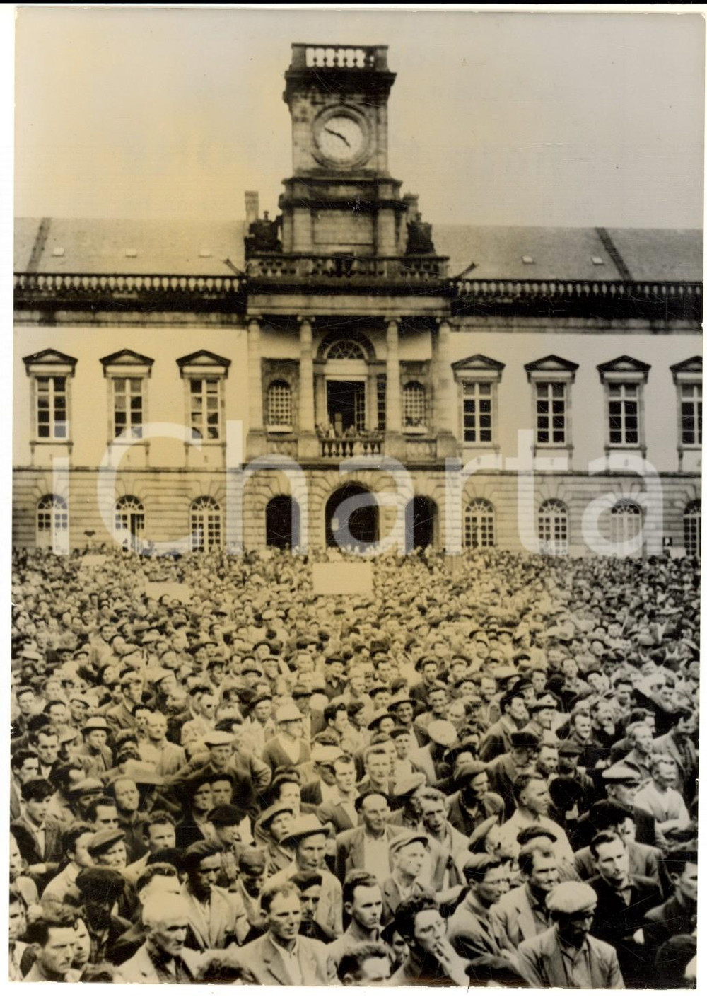 1961 MORLAIX Foule devant le tribunal pour acquittement Alexis GOUVERNNEC *Photo