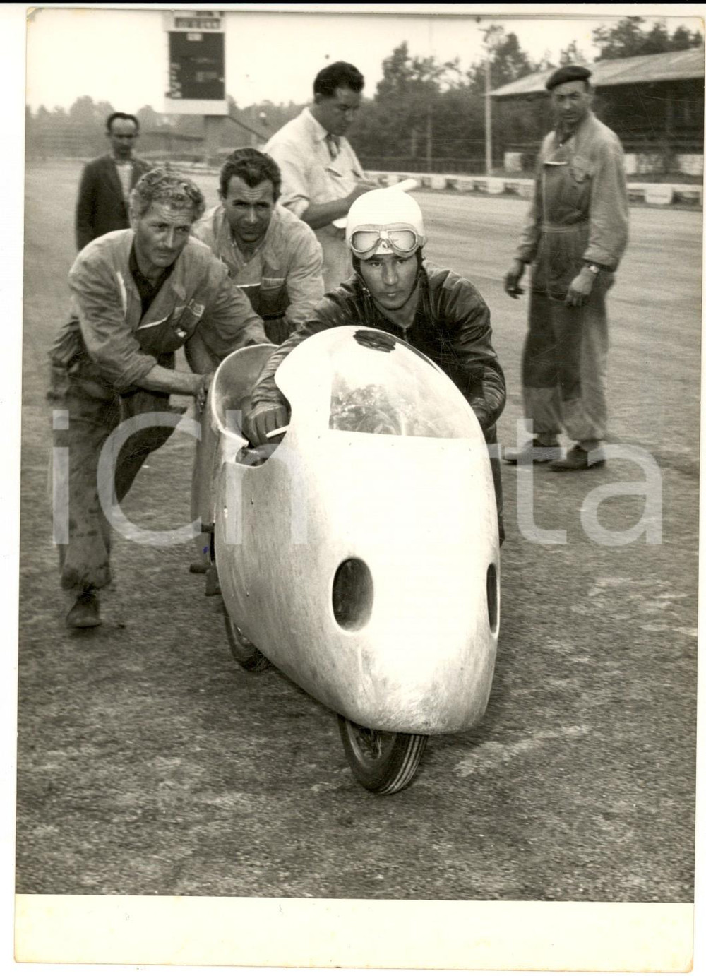 1955 ca MONZA MOTOCICLISMO Carlo UBBIALI spinge la sua MV AGUSTA in allenamento