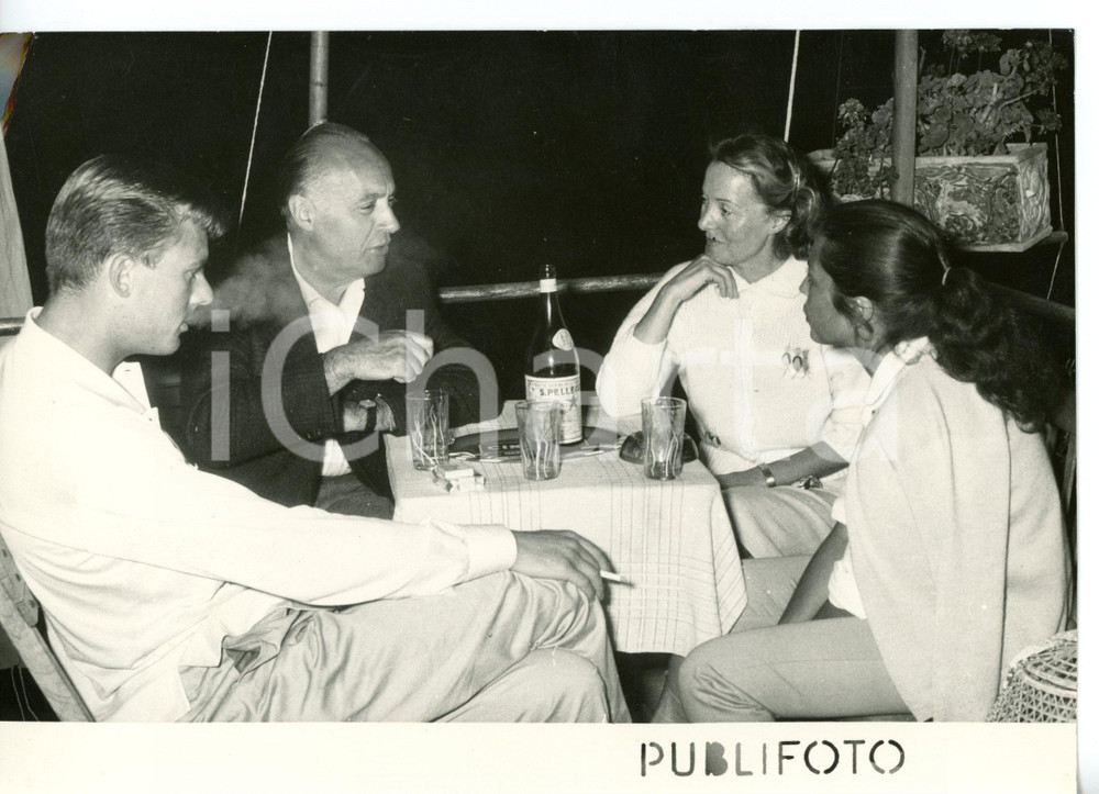 1956 CASAMICCIOLA TERME L'attore Charles BOYER durante serata tra amici *Foto