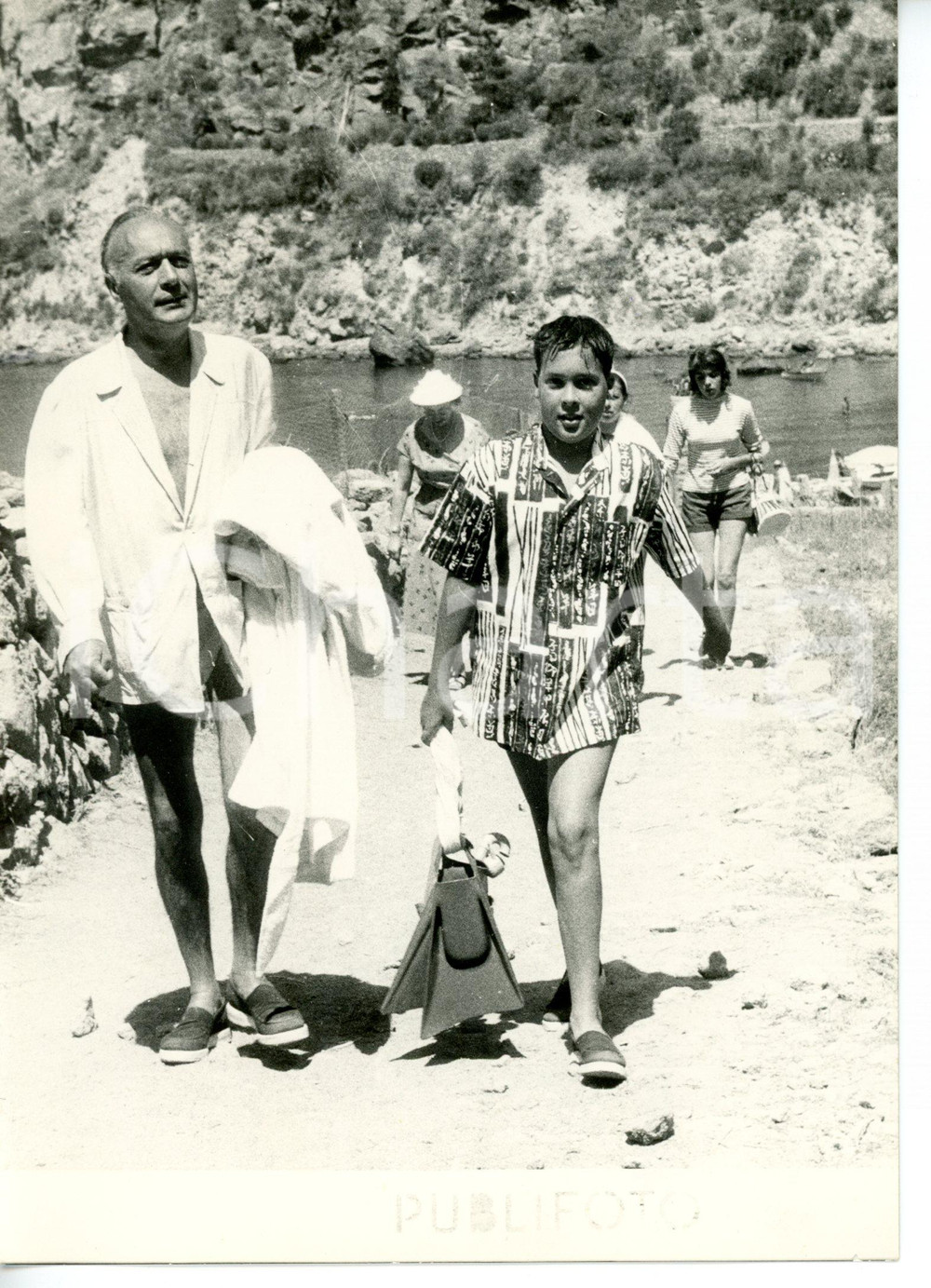 1956 ISCHIA Charles BOYER in spiaggia con il figlio Michael *Foto 13x18 cm