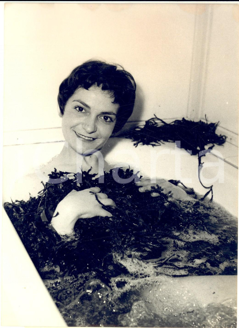 1957 PARIS Attrice Nathalie KERYAN immersa in un bagno di alghe *Foto 18x13