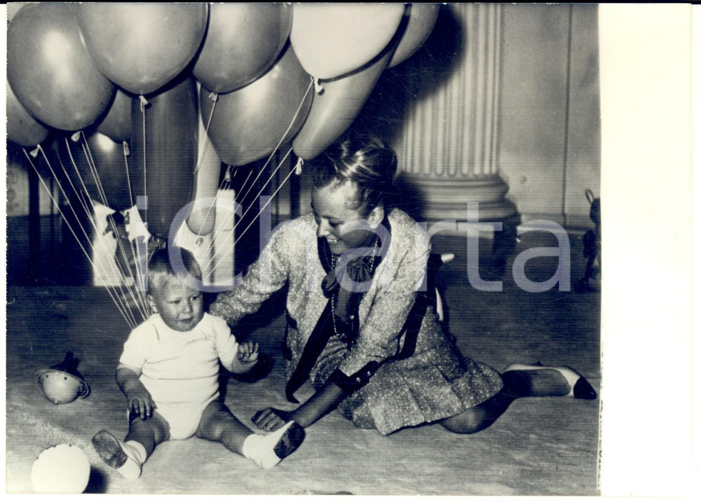 1961 BELGIQUE Princesse Paola avec le petit Philippe à un an - Photo 18x13