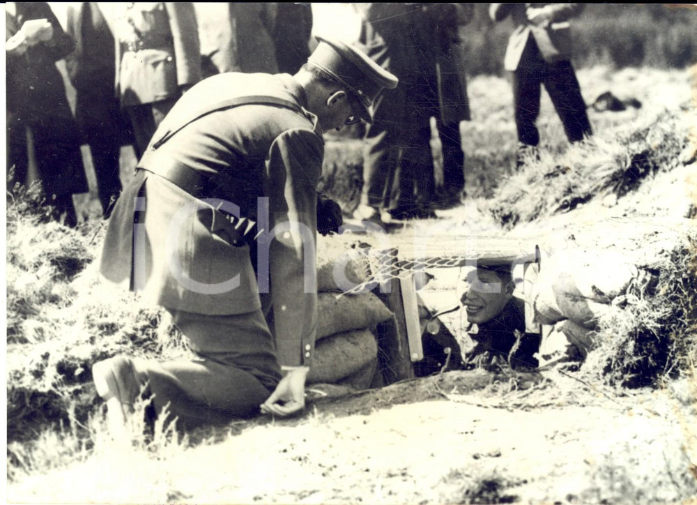 1957 ELSENBORN Re Baldovino del Belgio con un soldato durante un'esercitazione