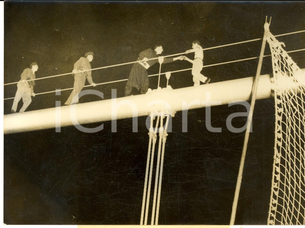 1960 NEW YORK Prete salva aspirante suicida offrendo una sigaretta *Foto 18x13