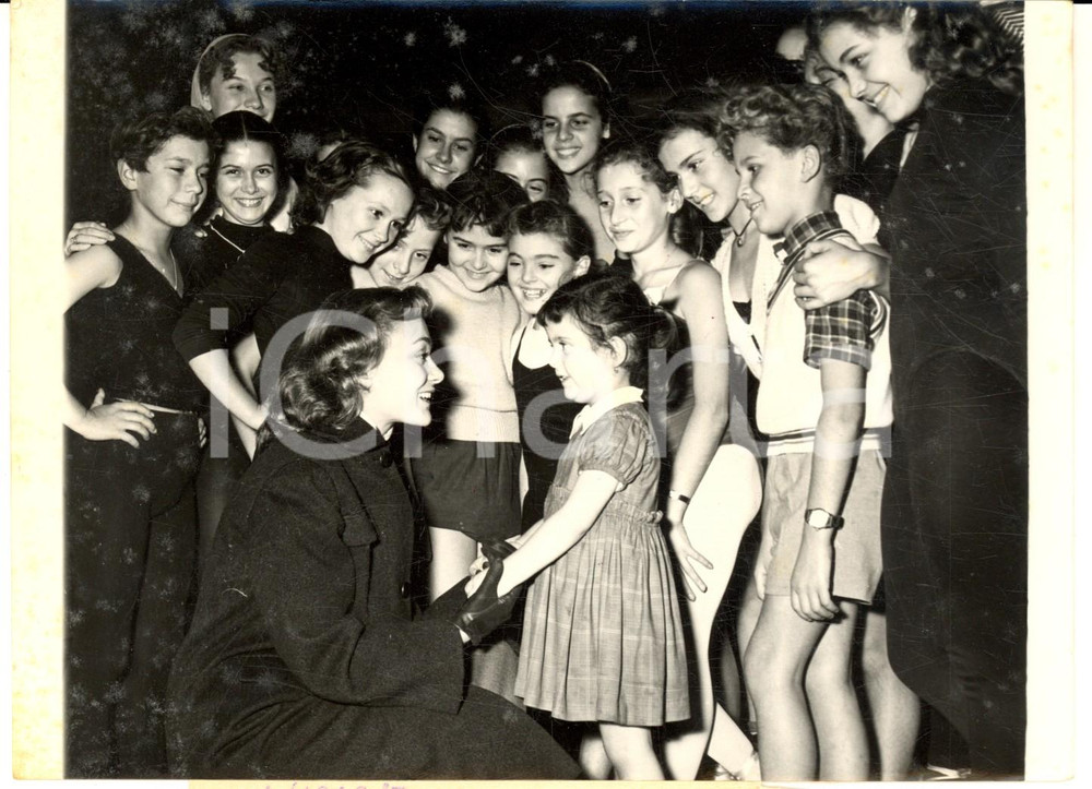 1954 PARIS Danièle DELORME choisit deux enfants pour sa tournée - Photo 18x13 