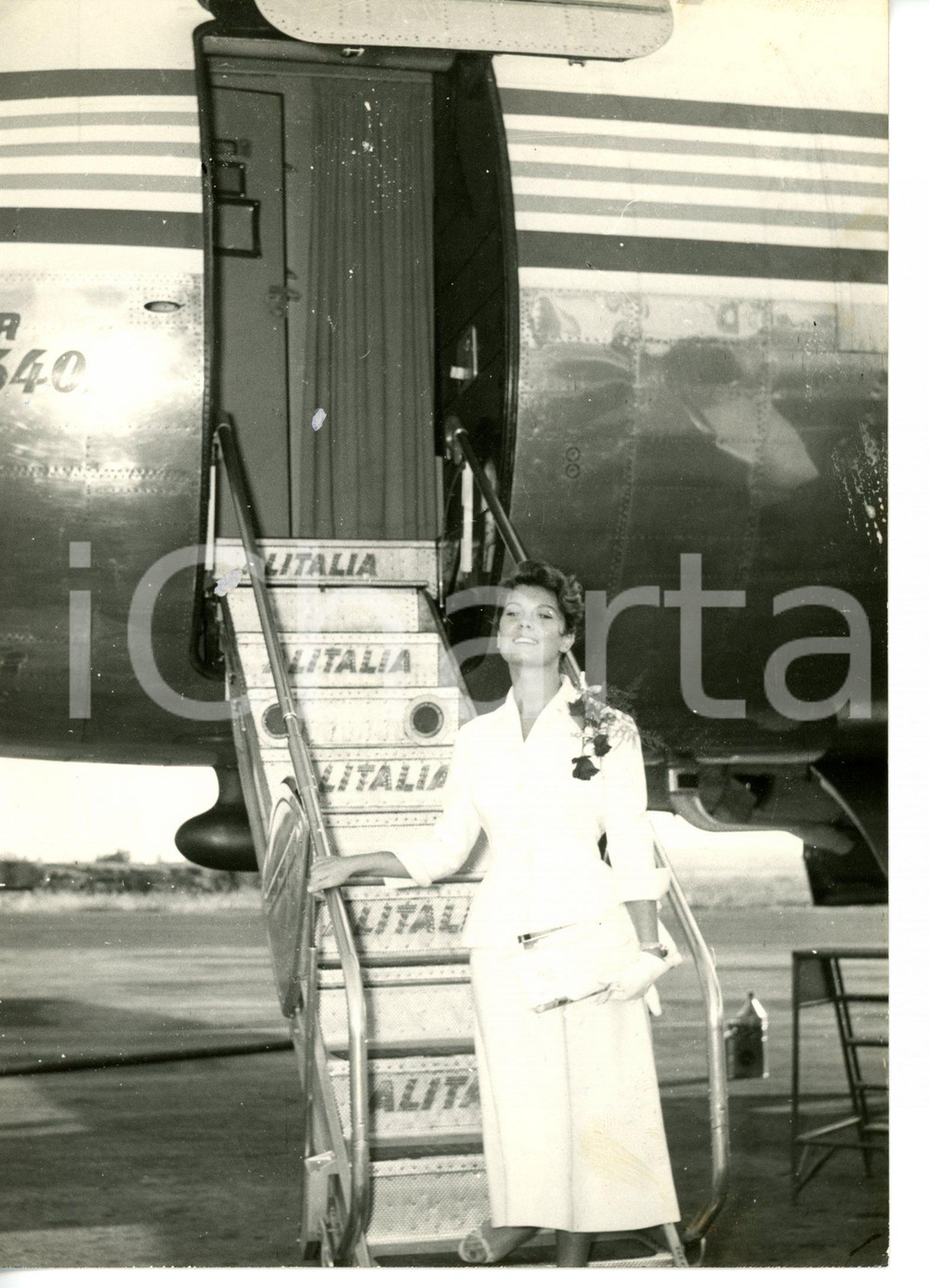 1957 CATANIA - ALITALIA L'attrice Pina BOTTIN all'aeroporto *Foto 13x18 cm