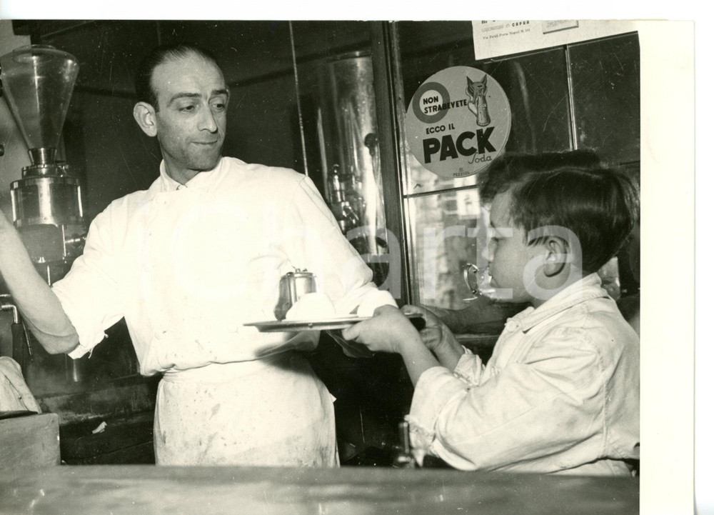 1955 NAPOLI Il giovane attore Pierino BILANCIONE al lavoro in un bar *Foto 18x13