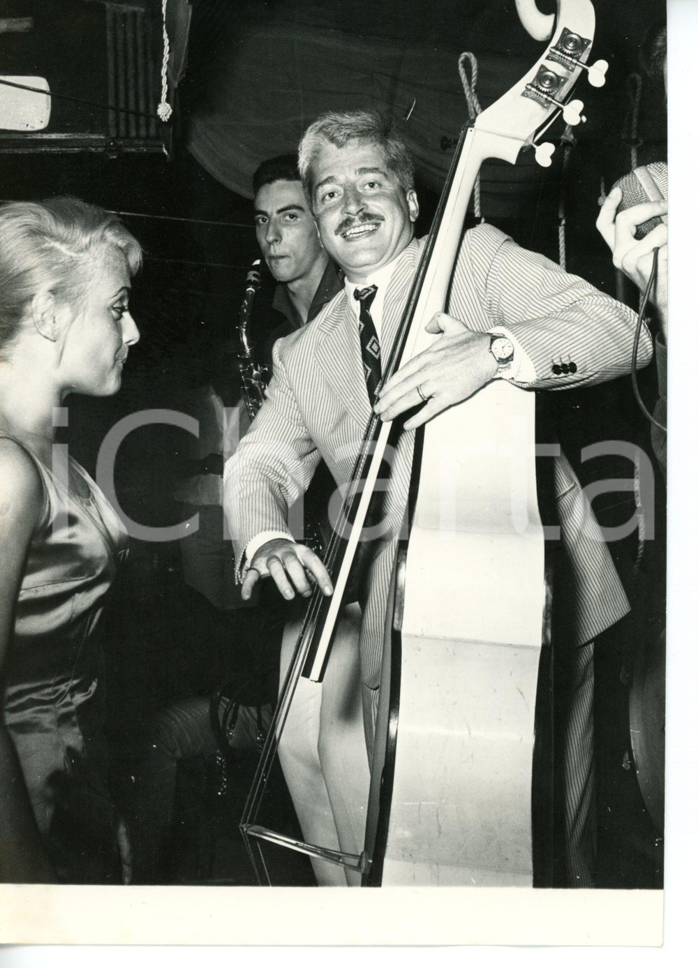 1959 FREGENE - FIUMICINO Carlo CROCCOLO suona il contrabbasso *Foto 13x18 cm
