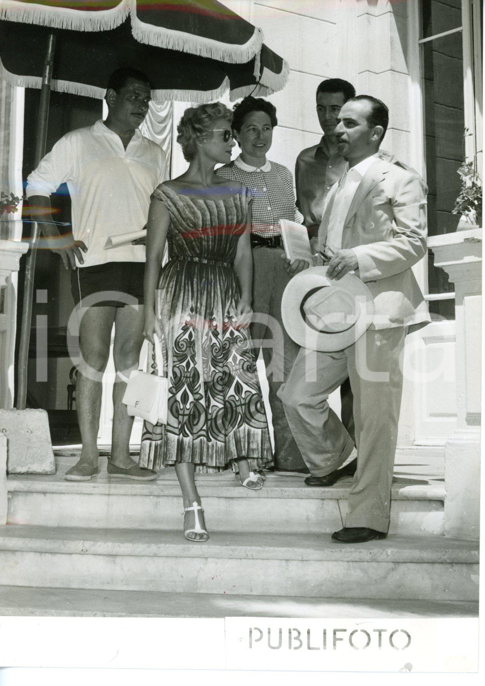 1953 SPOTORNO Martine CAROL con Alberto LATTUADA per riprese film "La spiaggia"