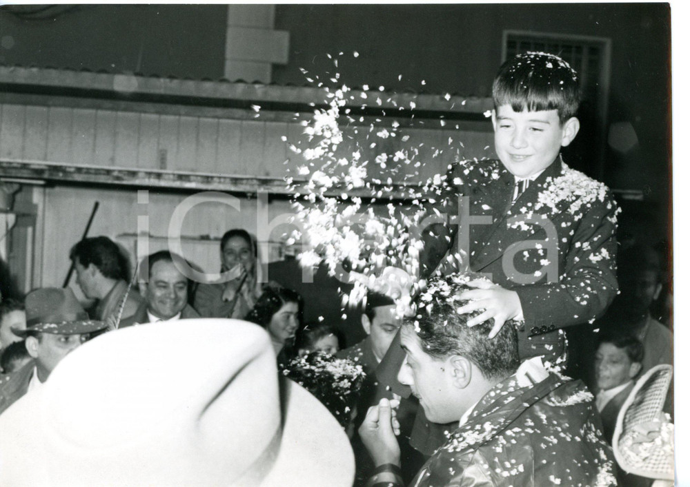 1960 ca BOLOGNA Carnevale dei bambini - Pablito CALVO lancia i coriandoli *Foto