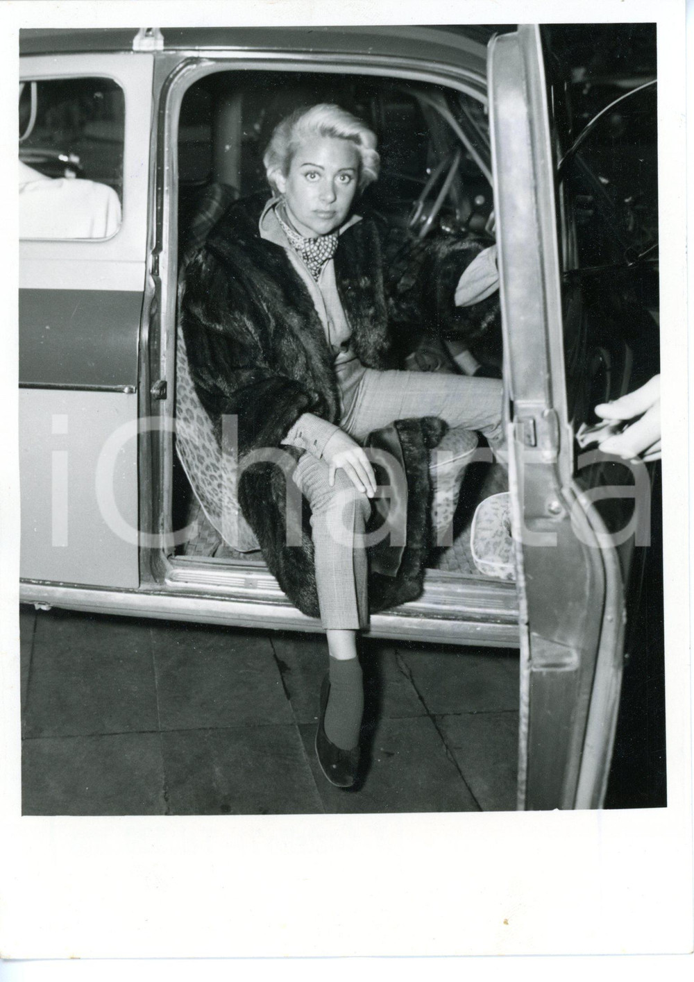 1958 TORINO L'attrice Martine CAROL scende da un'auto *Fotografia 13x18 cm