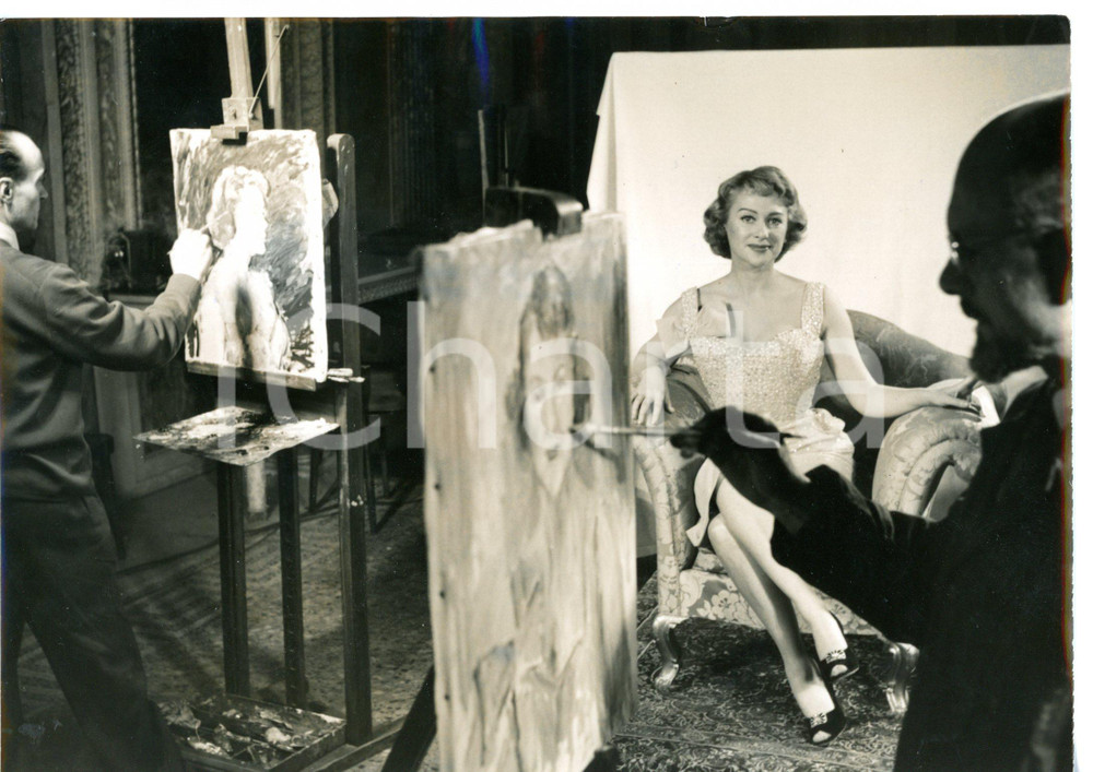 1956 BERGAMO L'attrice Martine CAROL posa per il Circolo Artistico Bergamasco