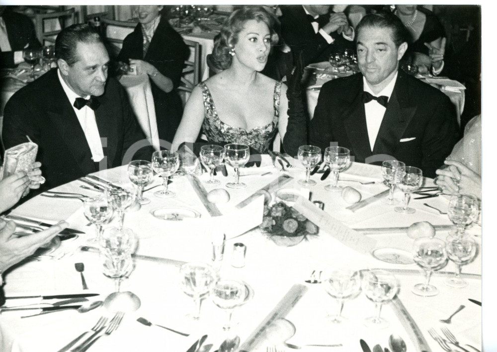 1956 SAINT-VINCENT Gala della moda - L'attrice Martine CAROL a cena *Foto 18x13