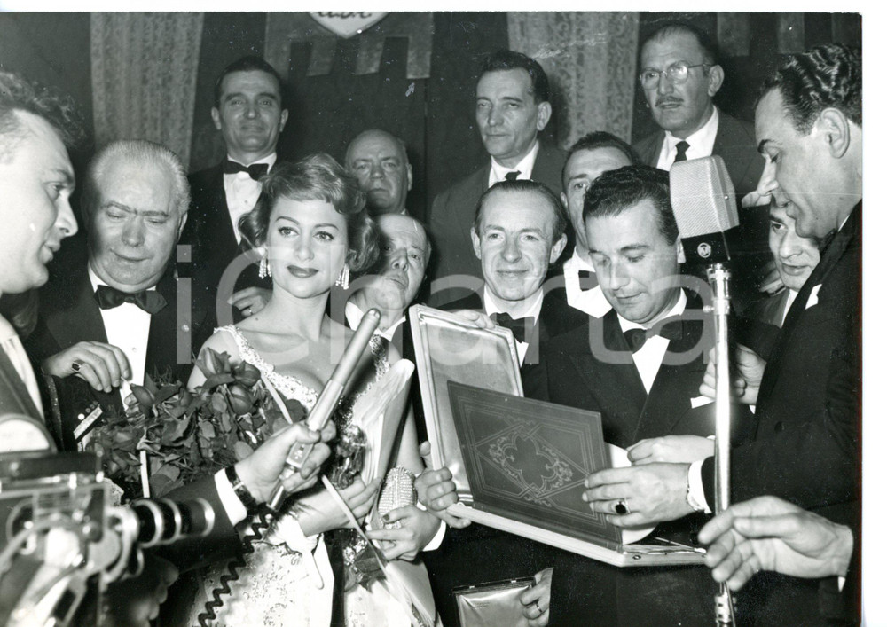 1955 ca FERRARA Veglione della stampa - Giornalisti omaggiano Martine CAROL