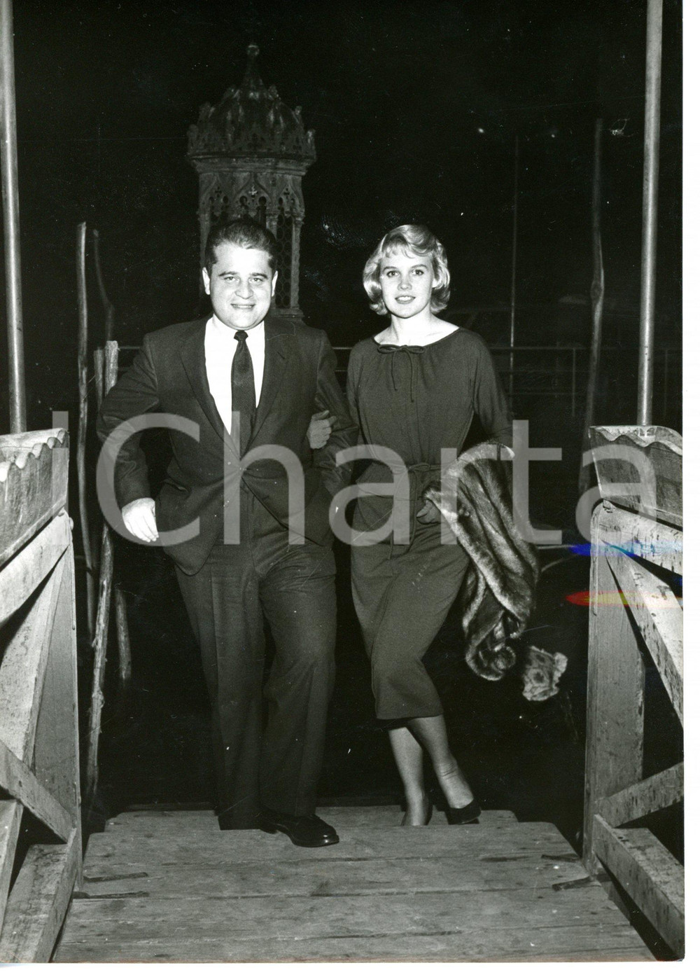 1955 ca MOSTRA DEL CINEMA DI VENEZIA Carroll BAKER con Jack GARFEIN sul molo