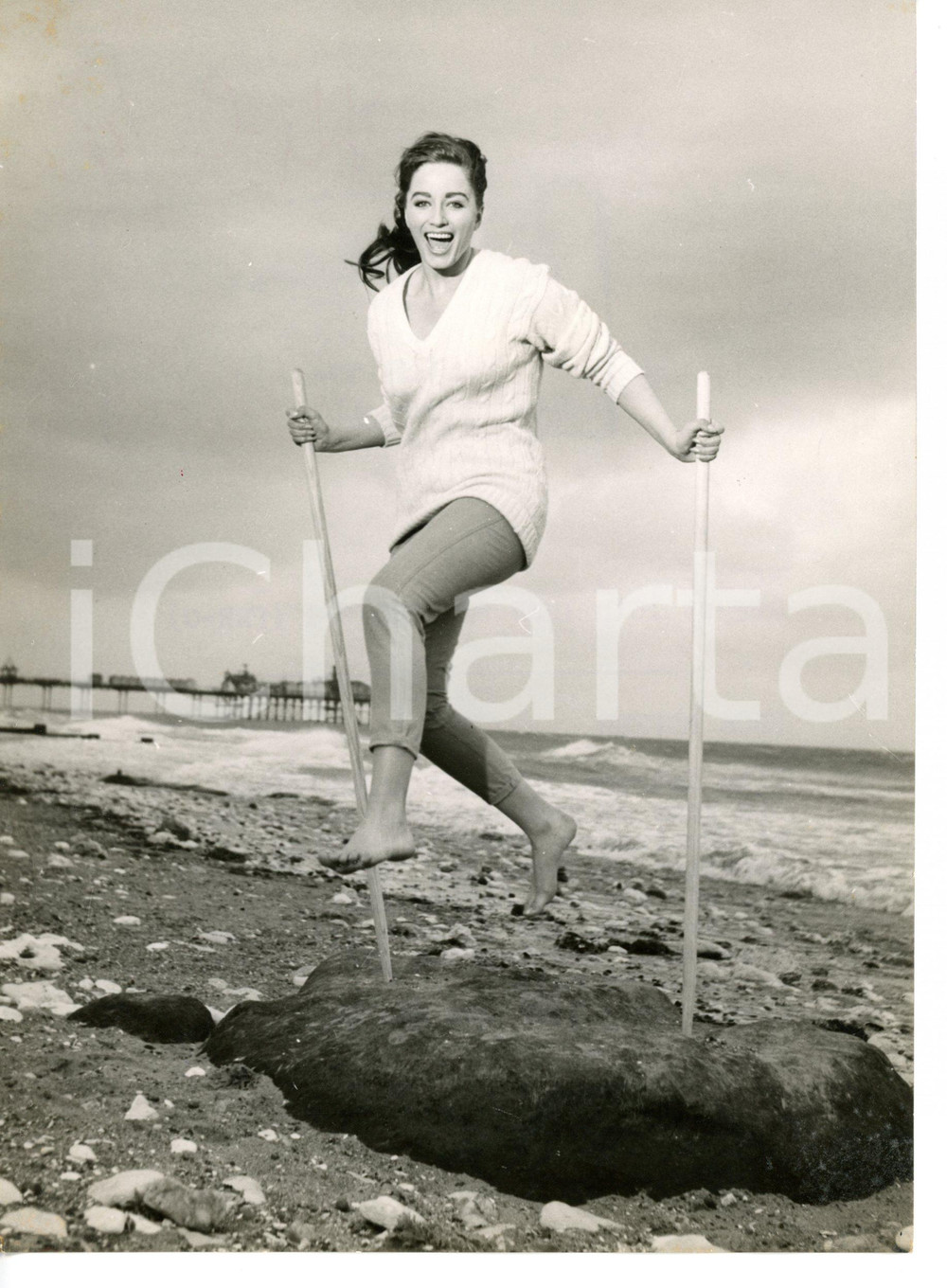 1957 HUNSTANTON Jackie COLLINS playing rock hopping on the beach *Photo 15x20 cm