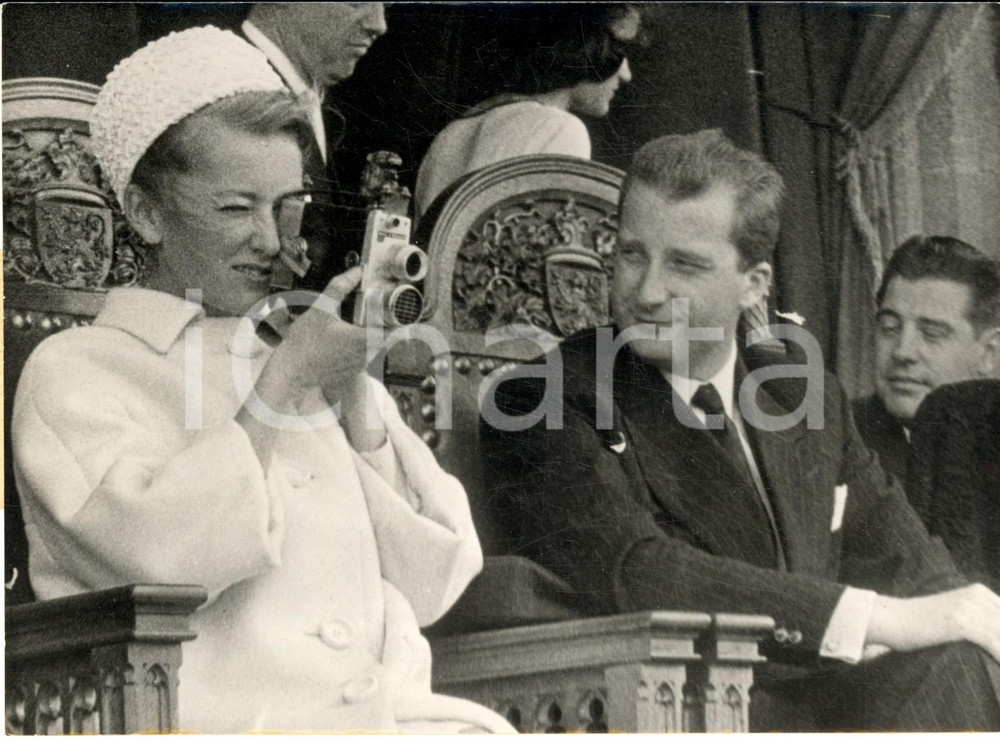 1961 BRUGES Paola del Belgio sfida i fotografi alla Processione del Sangue *Foto